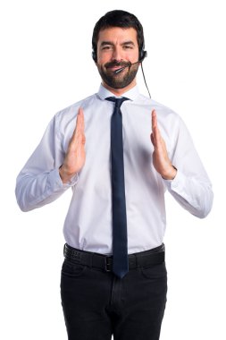 Bir şey tutan yakışıklı telemarketer adam