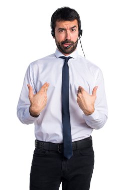 Sürpriz bir jest yapan yakışıklı telemarketer erkek