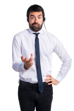 Yorgun yakışıklı telemarketer adam