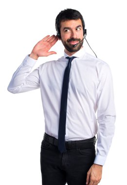 Yakışıklı telemarketer adam bir şey dinleme