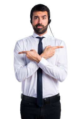 Şüpheleri laterallerin işaret eden bir kulaklık ile genç adam