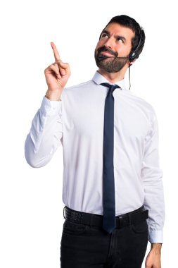 Yukarı dönük bir kulaklık ile genç adam
