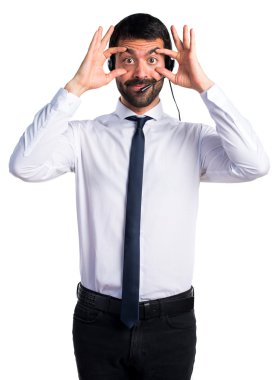 Genç adam bir şey gösterilen bir kulaklık ile