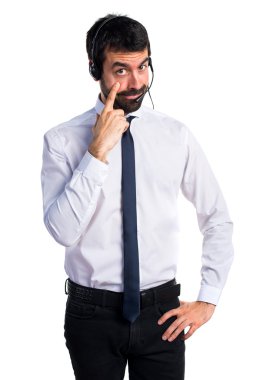 Genç adam bir şey gösterilen bir kulaklık ile