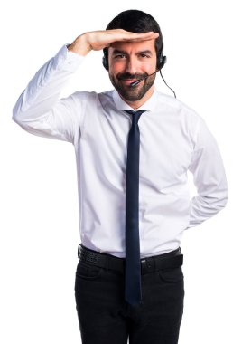 Genç adam bir şey gösterilen bir kulaklık ile