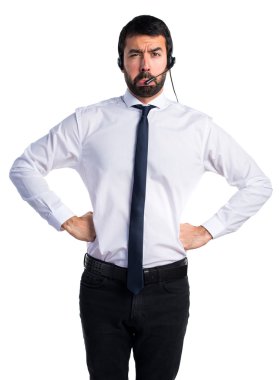 Bir kulaklık ile üzgün genç adam