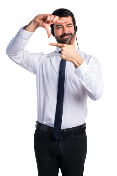 Jonge man met een headset scherpstellen met zijn vingers — Stockfoto