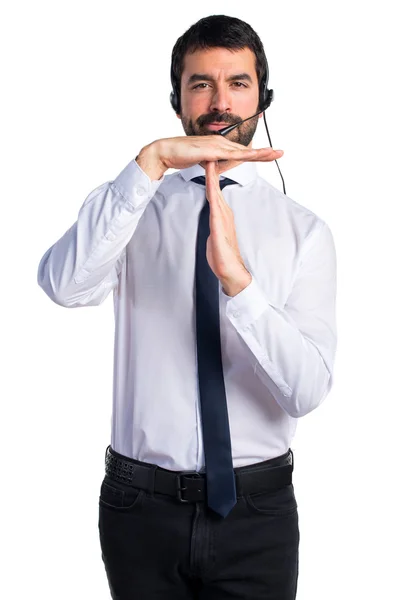 Joven con un auricular haciendo un gesto de tiempo fuera —  Fotos de Stock