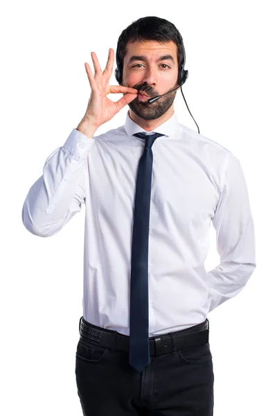 Junger Mann mit Headset macht Schweigegegeste — Stockfoto