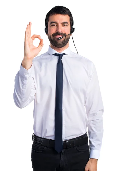 Ok işareti yapmak bir kulaklık ile genç adam — Stok fotoğraf