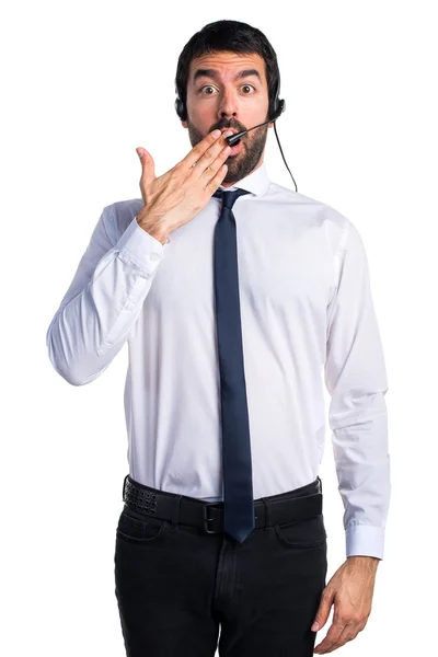 Sürpriz bir jest yapan yakışıklı telemarketer erkek — Stok fotoğraf