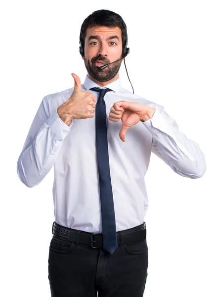 Stilig telefonförsäljare man gör bra-dåligt tecken — Stockfoto