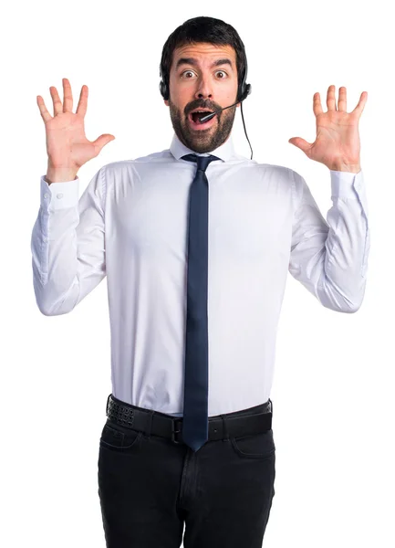 Bonito telemarketer homem fazendo gesto surpresa — Fotografia de Stock