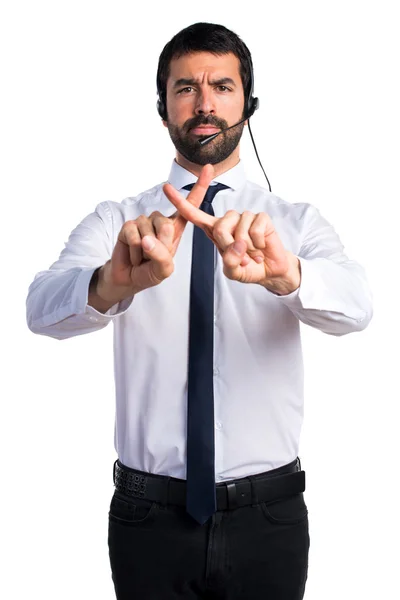 Młody człowiek z zestawem słuchawkowym, robi nie gest — Zdjęcie stockowe