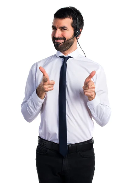 Joven con un auricular apuntando al frente — Foto de Stock