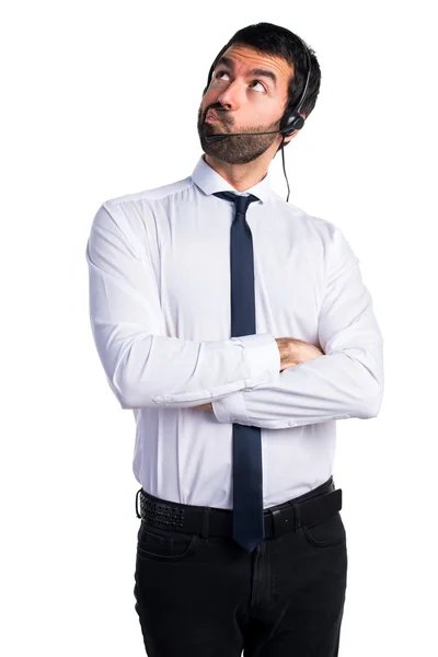 Jonge man met een hoofdtelefoon denken — Stockfoto