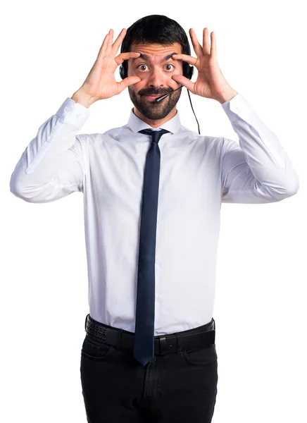 Jeune homme avec un casque montrant quelque chose — Photo