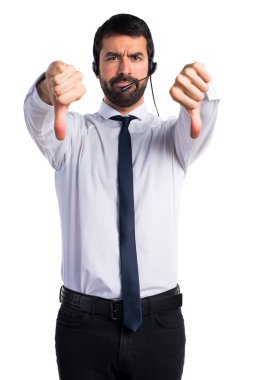 Kötü sinyal yapıyor bir kulaklık ile genç adam