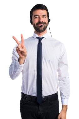 Zafer jest yapıyor bir kulaklık ile genç adam