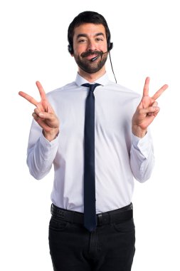 Zafer jest yapıyor bir kulaklık ile genç adam