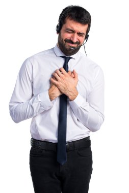 Kalp ağrısı olan bir kulaklık ile genç adam