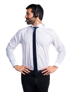 Yanal arıyorsunuz bir kulaklık ile genç adam