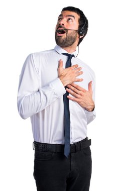 Bir kulaklık aşık olan genç adam