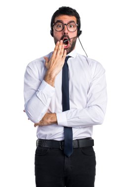 bir kulaklık ile genç adam 