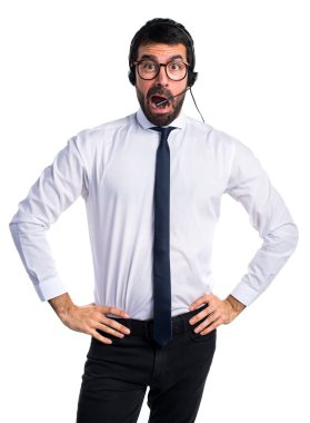 Bir kulaklık ile şaşırmış genç adam