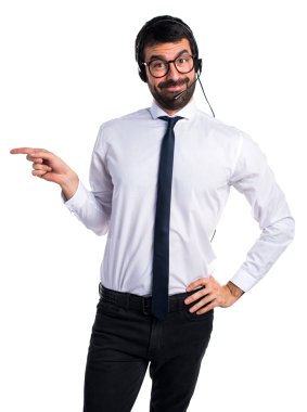Lateral için işaret eden bir kulaklık ile genç adam