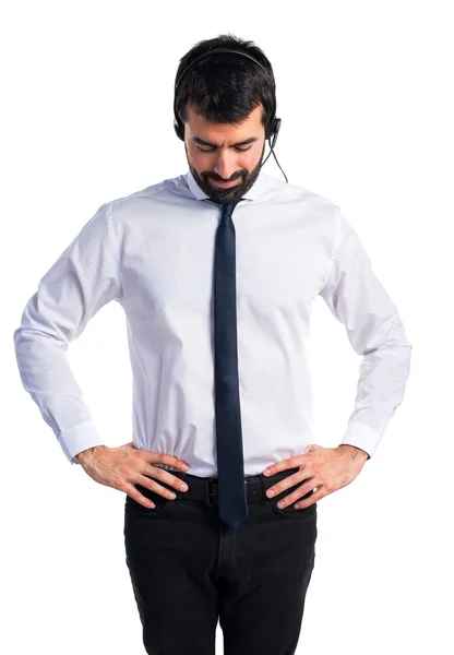 Joven con auriculares mirando hacia abajo — Foto de Stock