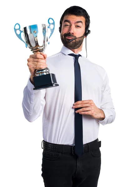 Telemarketer guapo hombre sosteniendo un trofeo —  Fotos de Stock