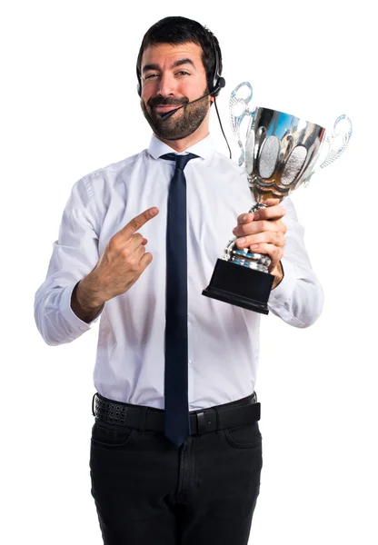 Telemarketer guapo hombre sosteniendo un trofeo —  Fotos de Stock