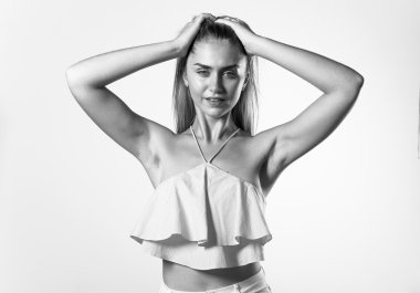 güzel sarışın kız stüdyoda poz