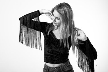 güzel sarışın kız stüdyoda poz