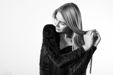 güzel sarışın kız stüdyoda poz