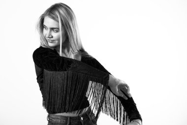 güzel sarışın kız stüdyoda poz