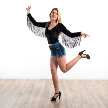 güzel sarışın kız stüdyoda poz