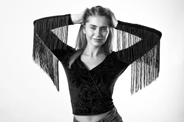 güzel sarışın kız stüdyoda poz