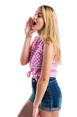 Güzel sarışın kız bağırarak