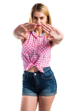 Sarışın kız dur işareti yapmak