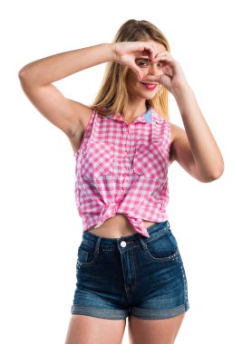 Kız elleri ile bir kalp yapma