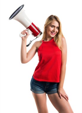 Sarışın kız tarafından megafon bağırarak