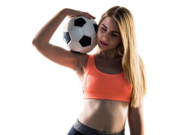 Bir futbol topu tutan güzel sarışın kız