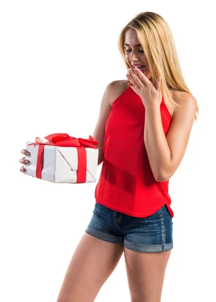 Chica rubia sosteniendo un regalo — Foto de Stock