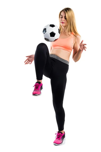प्रीट्टी ब्लोंड गर्ल धारण एक फुटबॉल बॉल — स्टॉक फोटो, इमेज