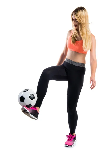 Linda chica rubia sosteniendo una pelota de fútbol —  Fotos de Stock