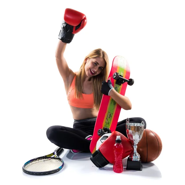 Спортивна дівчина з великою кількістю спортивних предметів — стокове фото