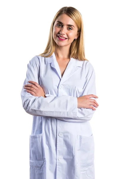 Доктор жінка посміхається з схрещеними руками — стокове фото