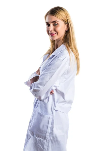Доктор жінка посміхається з схрещеними руками — стокове фото